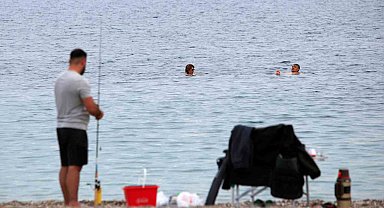 Antalya'da kasım ayında denize girmenin keyfini çıkardılar