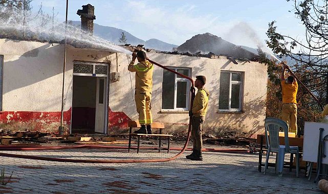 Antalya'da ormanlık alanda çıkan yangında eski okulun çatısı yandı