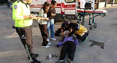 Antalya'da otomobille çarpışan motosikletin sürücüsü yola savrularak yaralandı