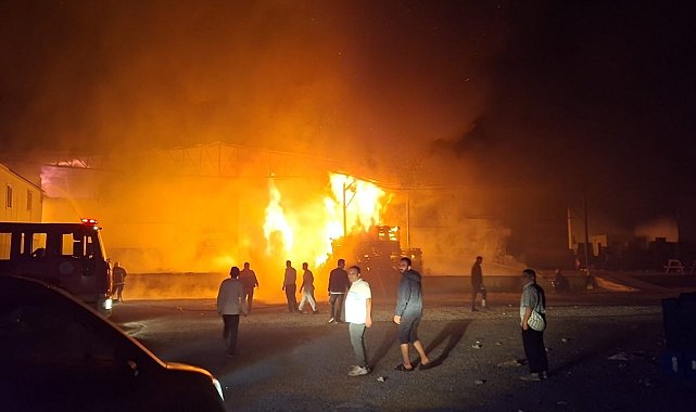 Antalya'da paketleme fabrikası alev alev yandı