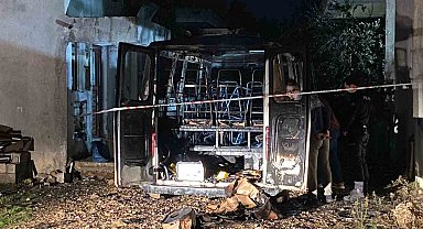 Antalya'da park halindeki minibüs alev alev yandı