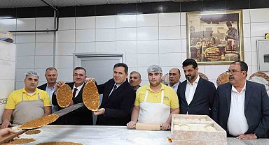 Antep lahmacunu tescilli tarifiyle pişirildi