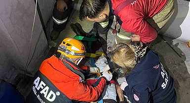 Apartman boşluğuna düşerek yaralanan yaşlı adamı ekipler kurtardı