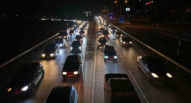 Ara tatil bitti, tatilcilerin dönüş yolculuğu başladı: 43 ilin geçiş noktasında trafik yoğunluğu arttı