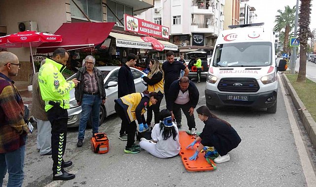 Aracın açılan kapısına çarpan motosikletteki 2 kişi yaralandı