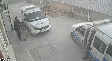 Araçla çarptığı kişiyi demir çubukla öldüren katil zanlısının yakalandığı anlar güvenlik kamerasında