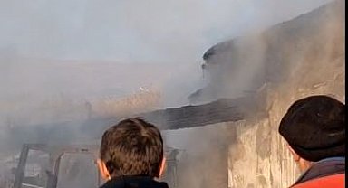 Ardahan'da korkutan yangın: 2 traktör ve ekipmanlar kül oldu