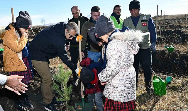 Ardahan'da öğrenciler fidan dikti