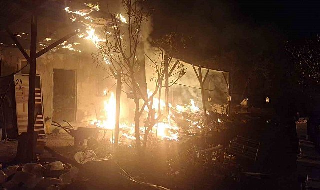 Arı kovanlarının bulunduğu sundurma yapıda yangın