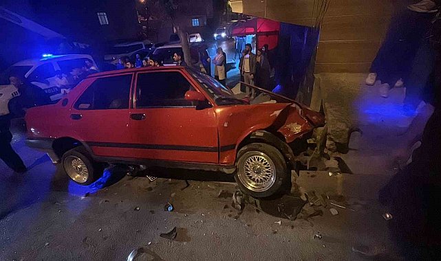 Arnavutköy'de ehliyetsiz sürücü polisten kaçarken kaza yaptı