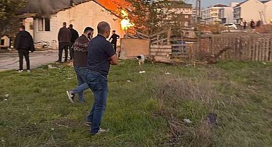 Arnavutköy'de gecekondu alev alev yandı