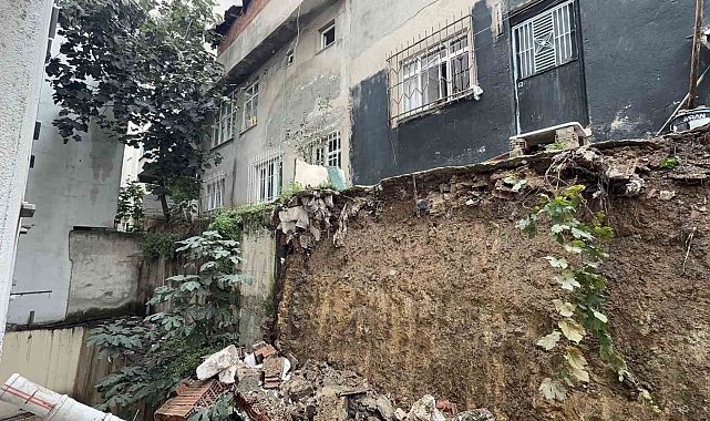 Arnavutköy'de iki bina arasındaki istinat duvar çöktü