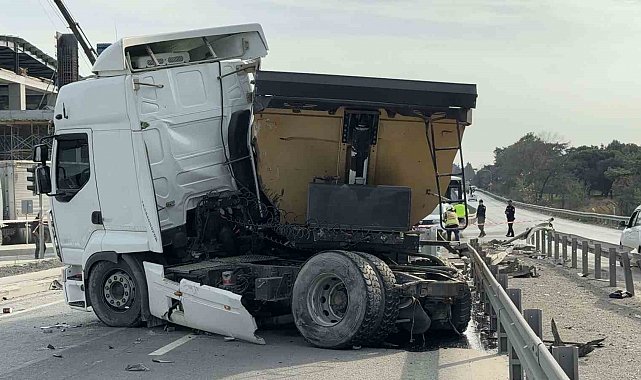 Arnavutköy'de iki kamyon çarpıştı: Sürücü araç içinde sıkıştı