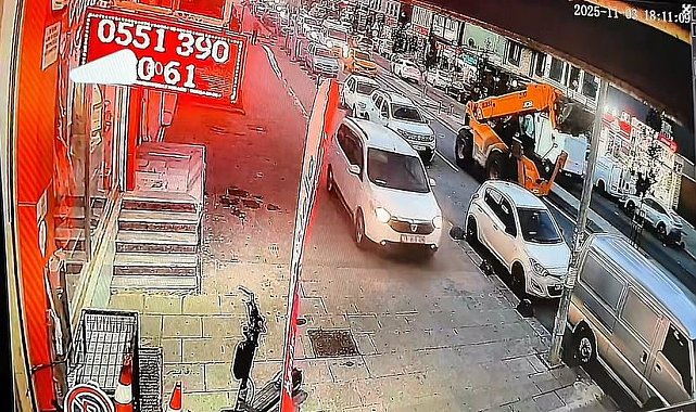 Arnavutköy'de kaldırıma çıkan otomobil tehlike saçtı