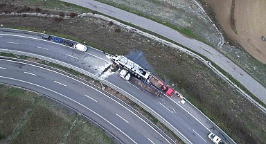 Arnavutköy'de tır virajı alamayıp devrildi: 1 ağır yaralı