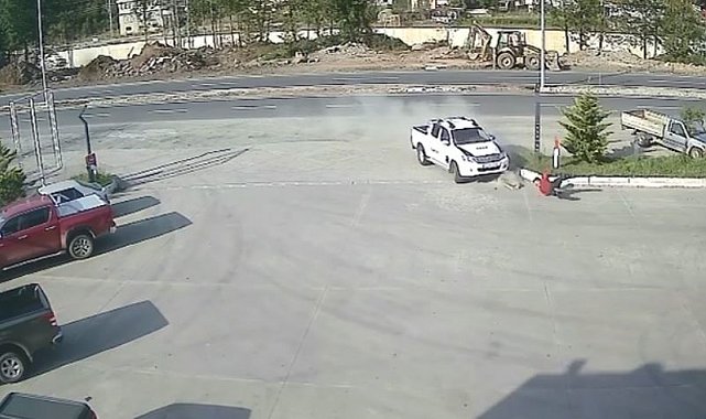 Artvin'de akaryakıt istasyonu çalışanına kamyonet çarptı