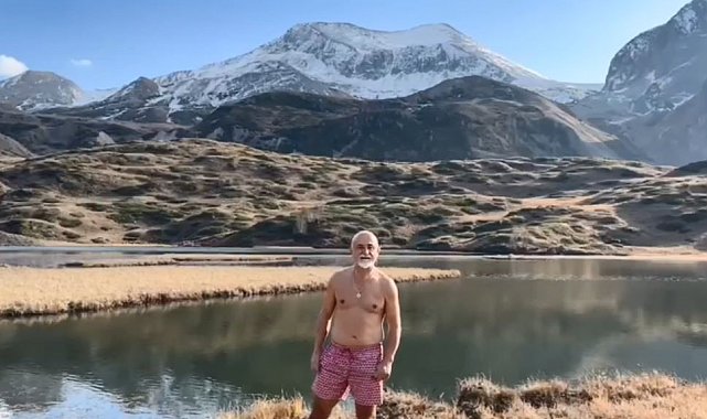 Artvin'de Giresunlu bir dağcı Arsiyan Yaylasında buz gibi gölde yüzdü
