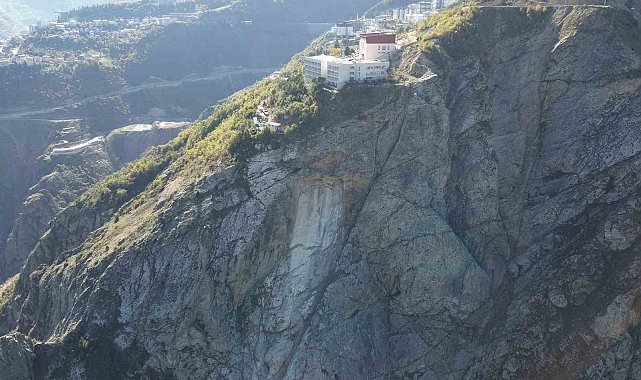 Artvin'de kaya kopması paniğe neden oldu: İki lise tahliye edildi