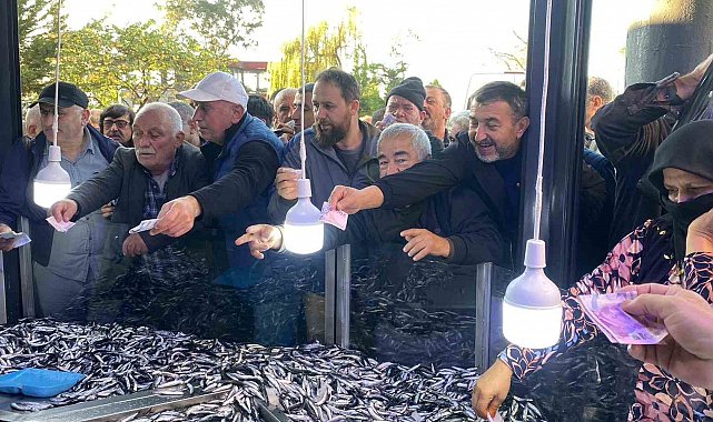 Artvin'in Hopa ilçesinde kilosu 20 liradan satılan 3 ton hamsi 2 saatte tükendi