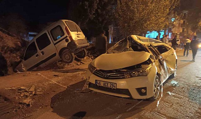 Aşırı hız yapan araç park halindeki otomobile çarpıp inşaat alanına uçtu: 2 yaralı