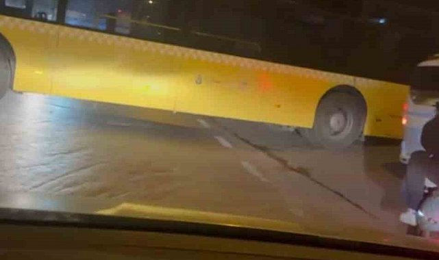 Ataşehir'de dönüş yapmak isteyen otobüs yolda sıkıştı