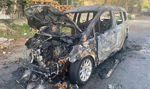 Ataşehir'de hafif ticari araç alev alev yandı