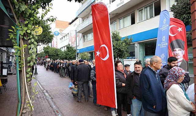 Aydın Büyükşehir, binlerce fideyi Nazilli'de vatandaşlara dağıttı