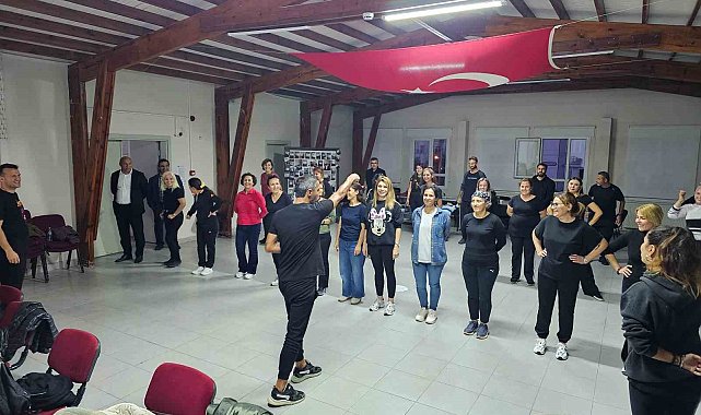 Ayvalık'ta öğretmenlerden halk dansları yolculuğu