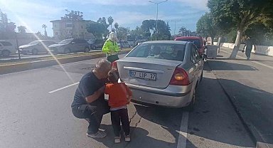 Babasının kazada hasar alan arabasını gören küçük çocuk gözyaşlarına boğuldu