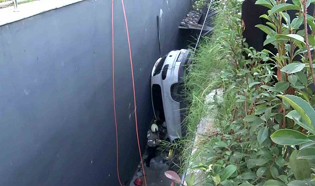 Bahçelievler'de direksiyon hakimiyetini kaybeden sürücü çok sayıda araca çarpıp boşluğa düştü. Sürücüyü kurtarma çalışması devam ediyor.