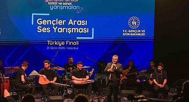 Bakan Bak, gençler arası ses yarışmasını izledi, sahnede şarkı söyledi