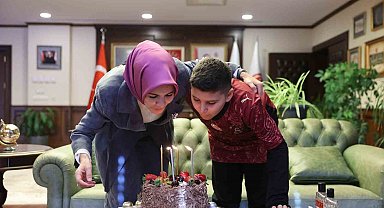 Bakan Göktaş şehidin oğlunun doğum gününü bakanlıkta kutladı