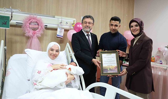 Bakanlar Göktaş ve Yumaklı'dan "Her Aile 1 Fidan Sevdamız Yeşil Vatan" kampanyası kapsamında yeni doğan bebeklere ziyaret