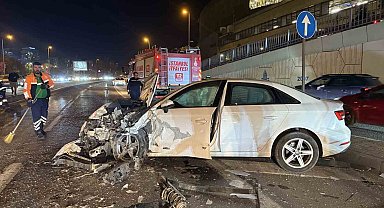 Bakırköy'de kontrolden çıkan otomobil karşı şeritteki araca çarptı