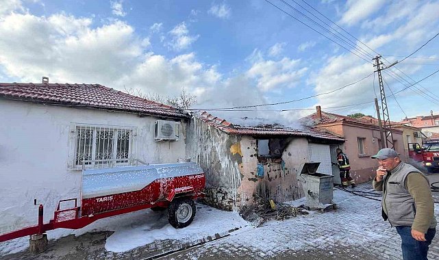 Balıkesir'de depoda yangın