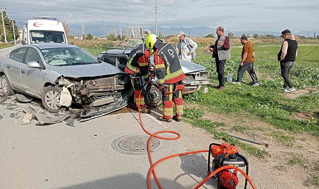 Balıkesir'de iki otomobil kafa kafaya çarpıştı: 3 yaralı