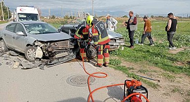 Balıkesir'de iki otomobil kafa kafaya çarpıştı: 3 yaralı