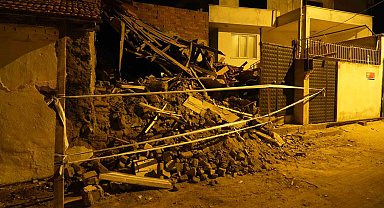 Balıkesir'de metruk bina çöktü
