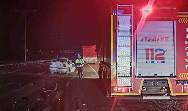 Balıkesir'de otomobil tıra arkadan çarptı; 1 ölü