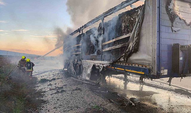 Bandırma karayolunda tır dorsesi alev aldı