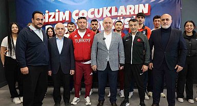 Başkan Bıyık milli sporcularla bir araya geldi