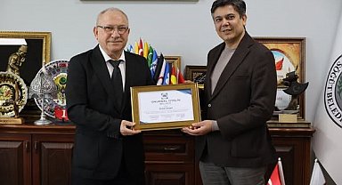 Başkan Durgut'a onursal üyelik plaketi