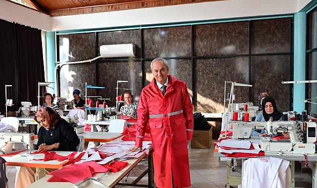 Başkan Kocagöz kadın emeğiyle üretilen yağmurlukları bizzat test etti