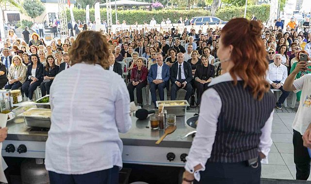Başkan Seçer, Tarsus'taki festivalde 'Gastronomi Show'a katıldı