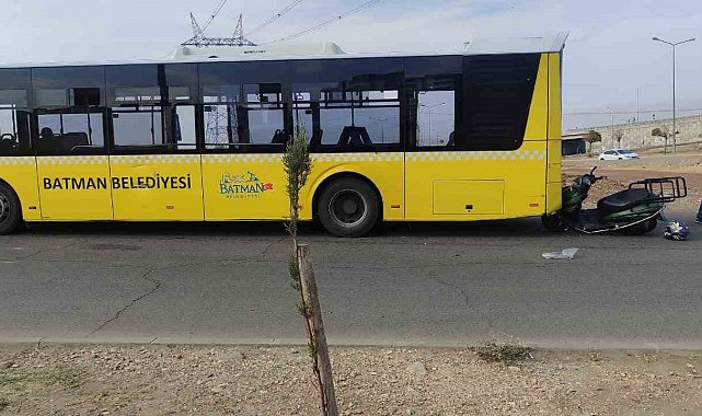 Batman'da motosiklet, halk otobüsüne çarptı: 1 yaralı