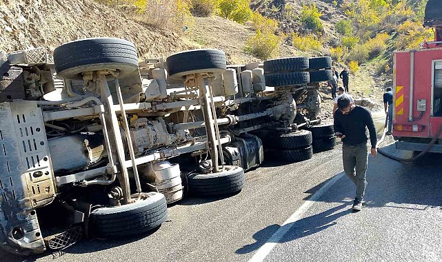 Batman'da virajı alamayan asfalt yüklü kamyon devrildi
