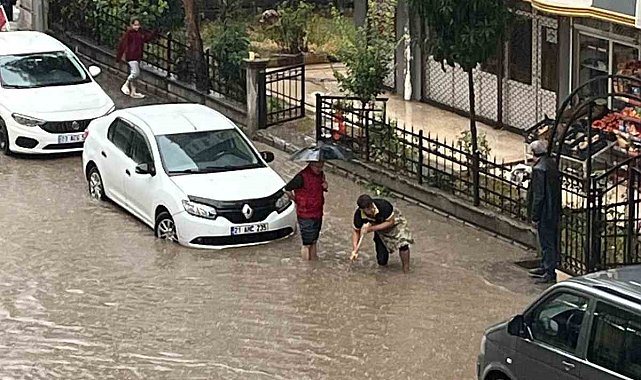 Batman'da yağış cadde ve sokakları göle çevirdi, vatandaş rögarları kendi imkanlarıyla açtı