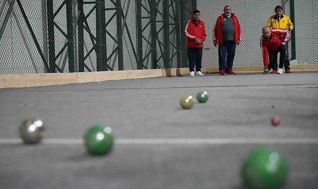 Bayburt'ta düzenlenen bocce maçında huzurevi sakinleri hünerlerini sergiledi