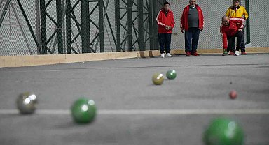 Bayburt'ta düzenlenen bocce maçında huzurevi sakinleri hünerlerini sergiledi