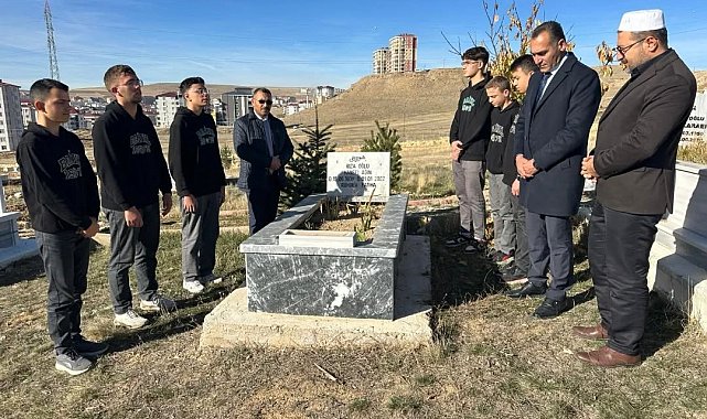 Bayburt'ta vefat eden öğretmenler mezarları başında dualarla anıldı